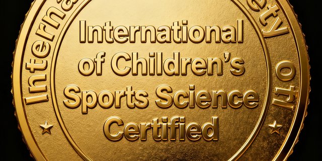 国际儿童运动科学学会认证标识，金色圆形徽章，文字为'International Society of Children's Sports Science Certified'。